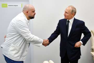 Coronavirus: Moscow doctor who shook Putin's hand tests positive