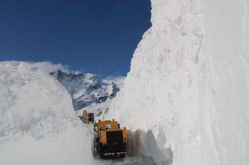 Rohtang Pass thrown open 3 weeks in advance amid COVID-19 lockdown