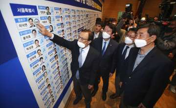 Lee Hae-chan, left, Chairperson of the Election Campaign Committee of the ruling Democratic Party, p