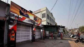 Liquor shop looted in Delhi amid lockdown