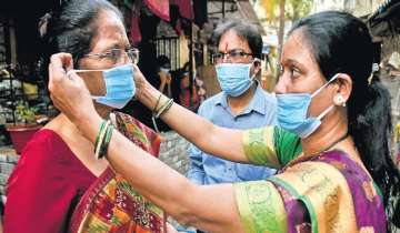 Volunteers distribute face masks at Vashi in Mumbai (file photo)