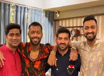 Hardik Pandya with his brothers