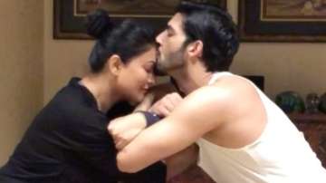 Rohman Shawl tries to woo Sushmita Sen in a unique way, gives 'best girlfriend ever' a kiss