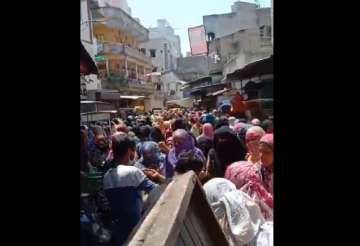 ahmedabad jamalpur video, ahmedabad women gather in large number, women ahmedabad, social distancing