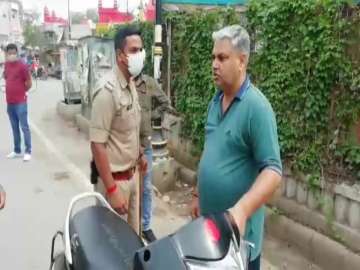 Congress leader Manish Upadhyaya got into a heated argument with a local police official after being stopped for moving around without a face mask (screenshot)