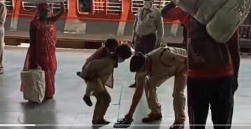 RPF jawans heartwarming act at Jabalpur rly station caught on camera