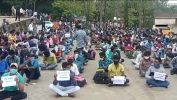 Karnataka: Hundreds of migrant workers throng Mangaluru railway station, demand to be sent home 