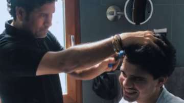 Sachin Tendulkar gives son Arjun a haircut