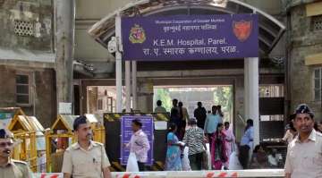 Protest outside Mumbai's KEM Hospital after employee working in COVID-19 dies