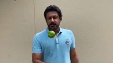 Anil Kumble controls the ball in style in #KeepItUp challenge