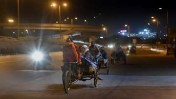 Man paddles 1,350 km on rickshaw to reach home