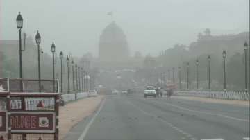 Delhi witnesses light rain, thunderstorm following widespread dust