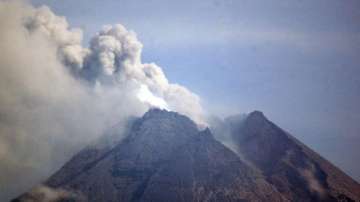 Indonesia volcano erupts, highest flight alert issued