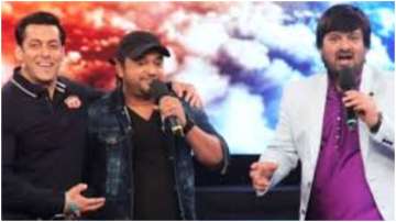 When Salman Khan offered his blazer to Wajid Khan on Bigg Boss 8 stage, watch throwback video
