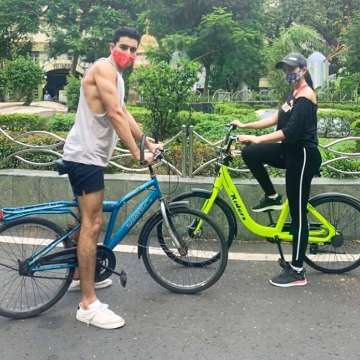 Sara Ali Khan goes cycling wearing mask with brother Ibrahim