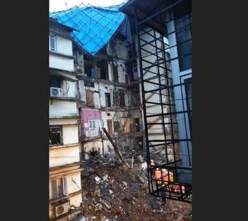 Chawl collapses in Mumbai's Malad amid heavy rains; 2 dead, 15 rescued