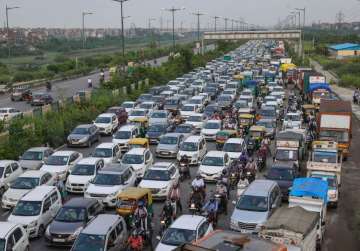 Delhi Traffic Update: Heavy rain slows traffic movement at several spots | Live
