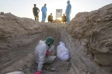 Lonely burials for virus victims in Iraq’s Najaf