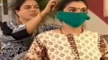When Supriya Pilgaonkar and late Reema Lagoo taught how to wear masks in 1995!