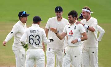 Team congratulates James Anderson after he takes his 600th wickets=