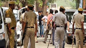 UP: 2 cops injured in attack by locals while trying to arrest robbery accused	
