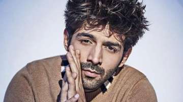 Kartik Aaryan shares photo with folded hands, asks 'Rasode Mein kaun tha?'