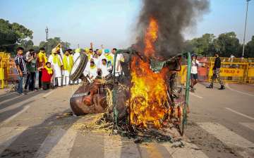 Youth Congress torches tractor at India Gate