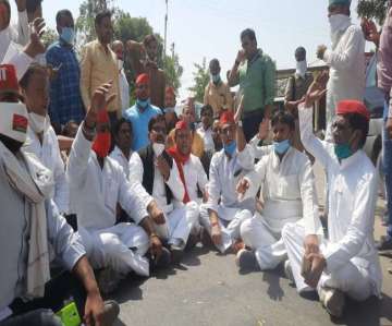 Hathras gangrape: Protesting SP workers lathi charged by UP Police in Lucknow