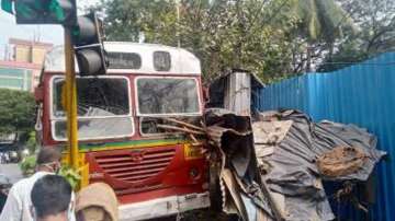 Mumbai: Narrow escape for passengers as BEST bus driver suffers heart attack while driving