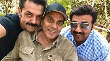  Dharmendra to feature with his boys Sunny and Bobby Deol in Apne 2; shooting begins in March 2021