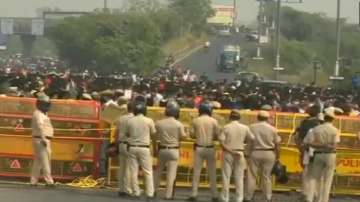 Protestors block Delhi-Noida flyway