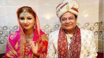 Bigg Boss 12’s Anup Jalota’s wedding photos with Jasleen Matharu go viral. Here's how he reacts