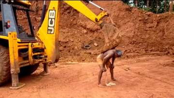 Video of a man scratching his back with JCB excavator will amuse you. Seen yet?