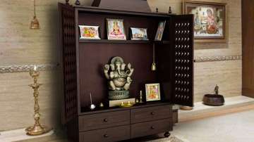 Vastu Tips: Keep these things in mind if the temple is built in spare cupboard at home
