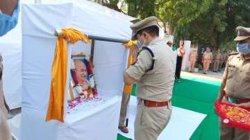 Ghaziabad Police pays tribute to Mahatama Gandhi, Lal Bahadur Shastri on their birth anniversaries