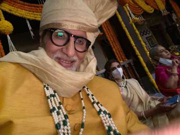 Amitabh Bachchan clicks secret selfie featuring Shweta, Jaya Bachchan: Family at work