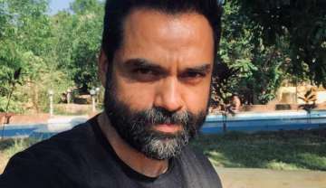 Abhay Deol's in-flight fashion is all about 'clash of the artists'