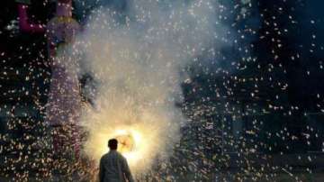 Cities in Uttar Pradesh defy firecracker ban, AQI zooms past 750