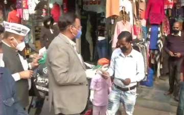 Delhi Health Minister Satyendar Jain distributed free masks in Shakur Basti area