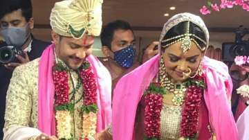 Aditya Narayan & Shweta Agarwal are now married. Seen their first photo as man and wife yet?
