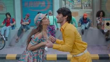 Indoo Ki Jawani: Kiara Advani, Aditya Seal weave magic in retro looks in Dil Tera song