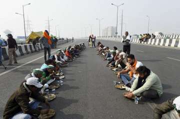 Farmers' Protest: Fragrance of delicacies spread across Delhi borders as highway turns into mega kit