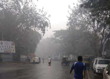Rain lashes Mumbai, Thane; smog engulfs city amid worsening air quality