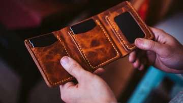 Vastu Tips: Do not keep these things in your wallet for prosperity