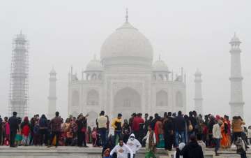 Dense fog blankets northern India