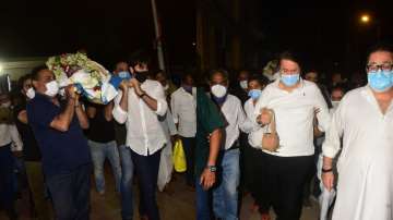 Rajiv Kapoor dies: Ranbir-Randhir Kapoor perform last rites; Alia Bhatt-Shah Rukh Khan join in