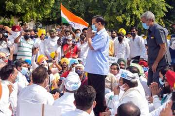 Kejriwal meets protesting farm leaders