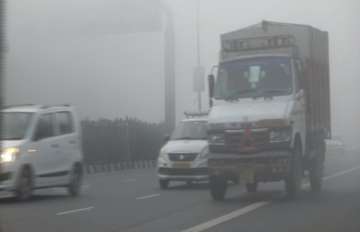 Dense fog shrouds Delhi