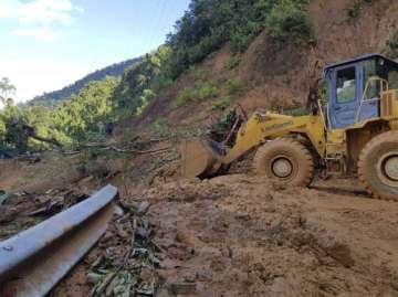 Landslide, falling of trees on Coonoor-Ooty Road, traffic hit