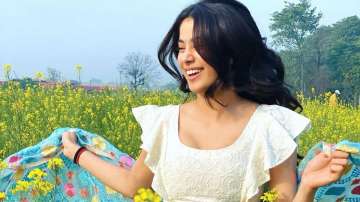 Janhvi Kapoor gives DDLJ vives as she shoots for 'Good Luck Jerry' in sarso ka khet